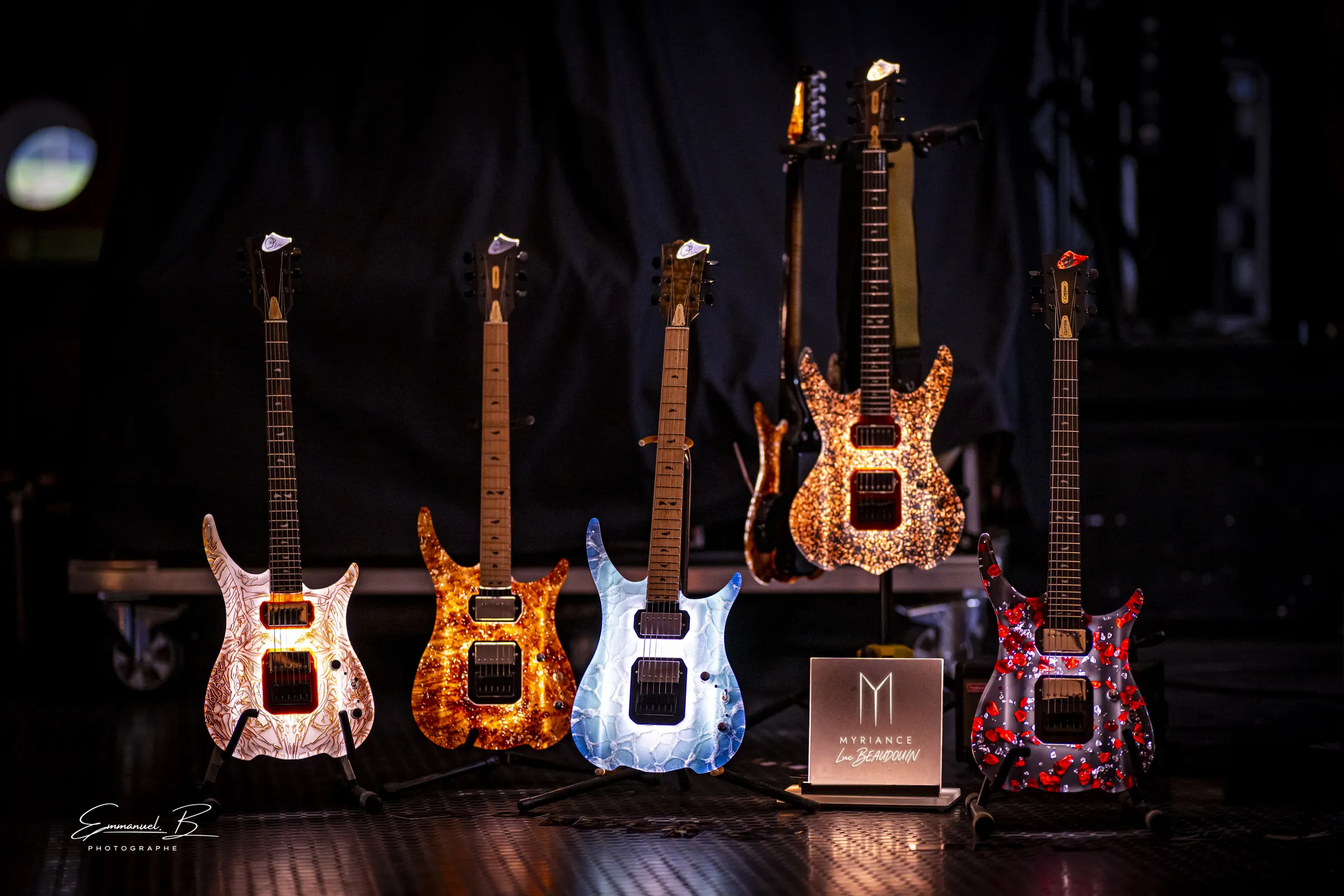 Guitares MYRIANCE aux tables lumineuses, sur scène, autour de la plaque MYRIANCE signée Luc Beaudouin