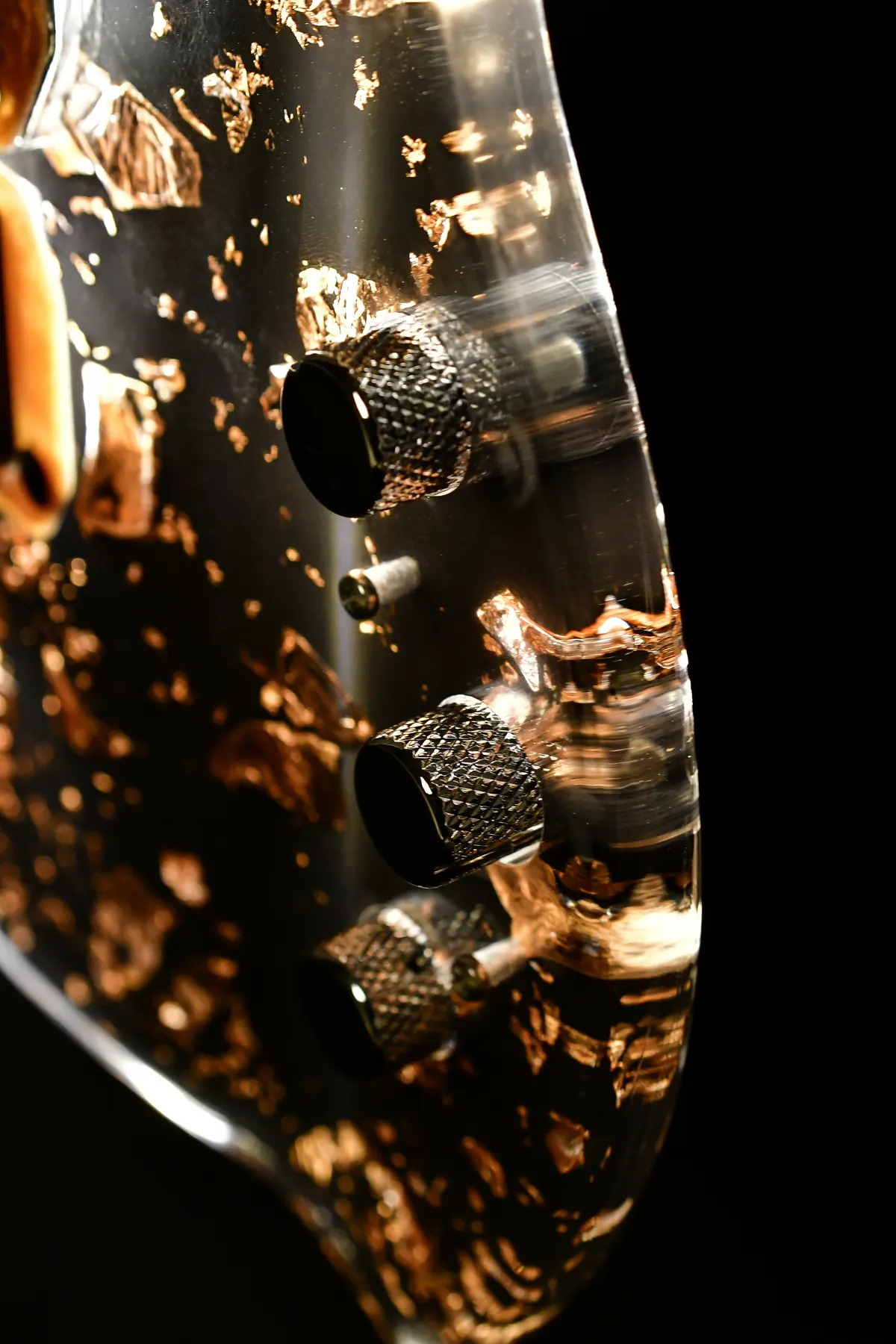 Détail de la guitare Copper : matière cuivrée et commandes.